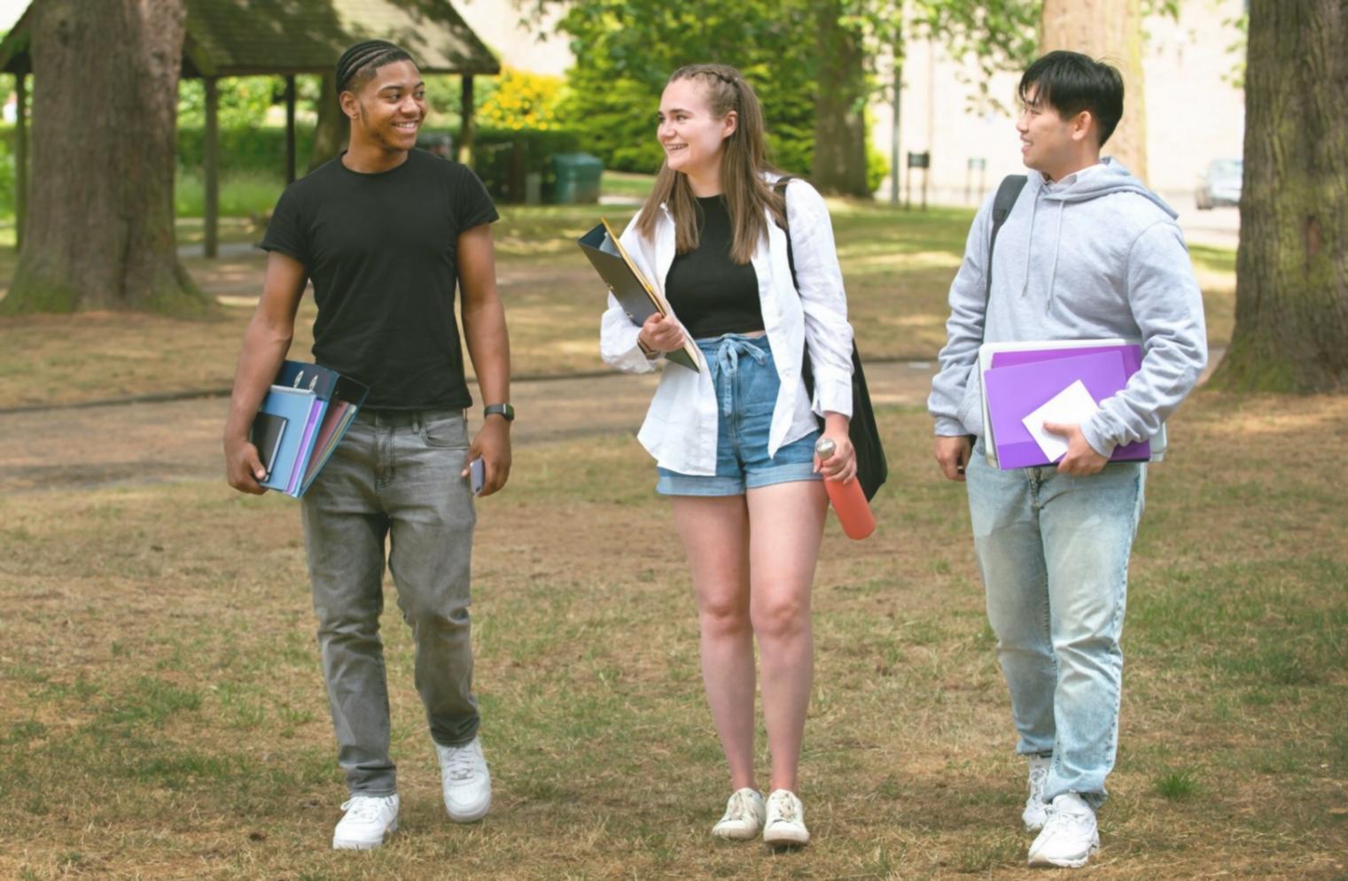 Persona revisando estados financieros con calculadora